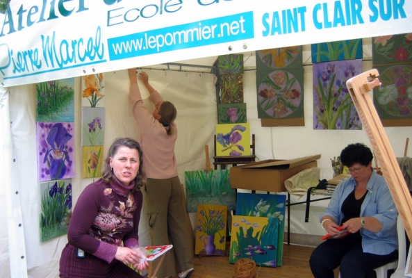 Annick, C�cile, Marie terminent l'installation de l'expo