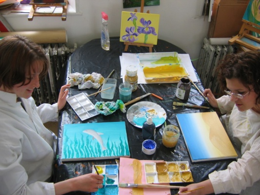 atelier peinture : les volontaires accompagnateurs du Secours Populaire se mettent elles aussi � la peinture