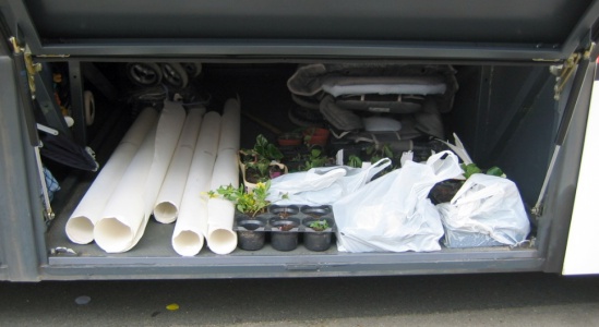 Dans les soutes du car, la pr�cieuse cargaison