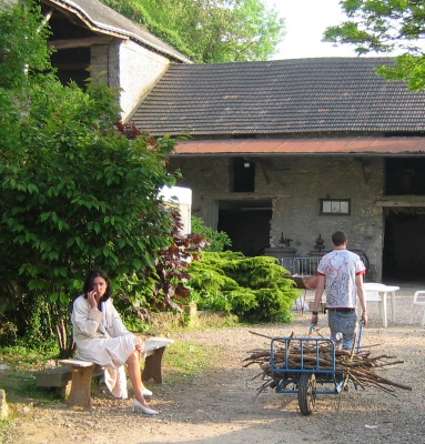 Le maire au t�l�phone, Marcel Elliot � la brouette r�colte du bois pour allumer le barbecue dont il a la charge